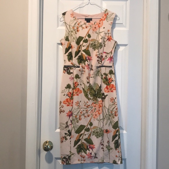 Enfocus Studio Dresses & Skirts - Flowery dress.